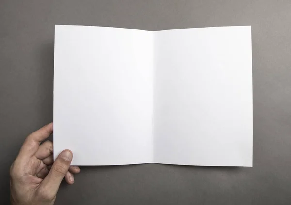 Mens el holding beyaz kitapçık — Stok fotoğraf