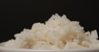 Bir kase pişmiş pirinç buğulaması dönüşü