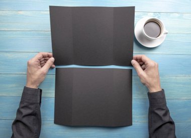 Siyah kitapçık holding Mens eller