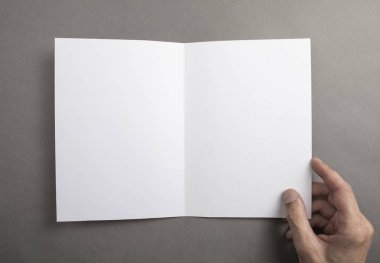 Mens el holding beyaz kitapçık