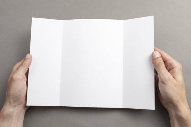 Mens beyaz kitapçık tutan eller