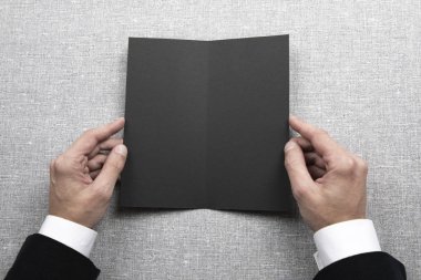 Boş siyah kitapçık holding Mens eller