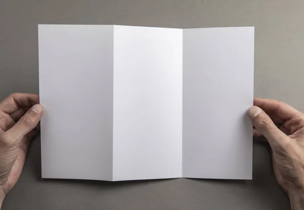 Männerhände mit weißem Booklet — Stockfoto