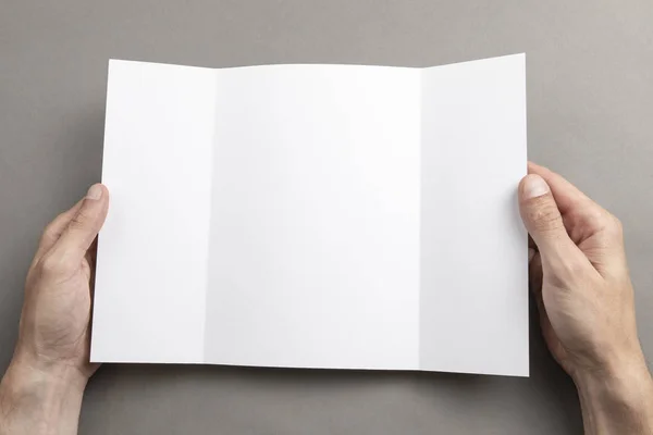 Mens beyaz kitapçık tutan eller — Stok fotoğraf