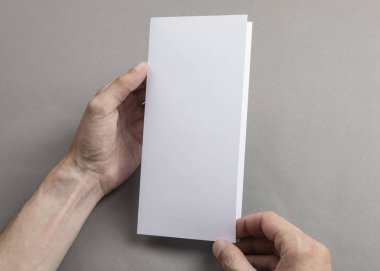 Mens beyaz kitapçık tutan eller