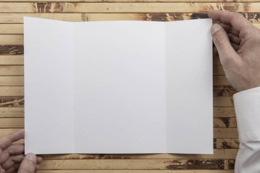 Mens beyaz kitapçık tutan eller