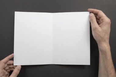 Mens beyaz kitapçık tutan eller