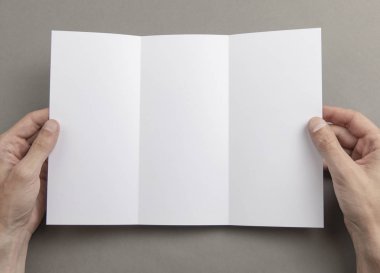 Mens beyaz kitapçık tutan eller