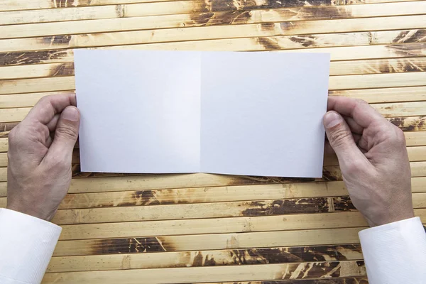 Männerhände mit weißem Booklet — Stockfoto