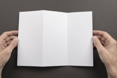 Mens beyaz kitapçık tutan eller