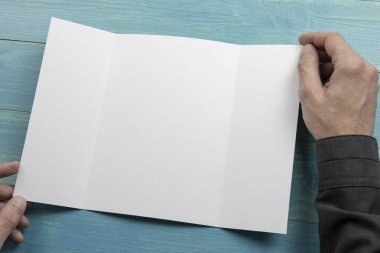 Mens beyaz kitapçık tutan eller