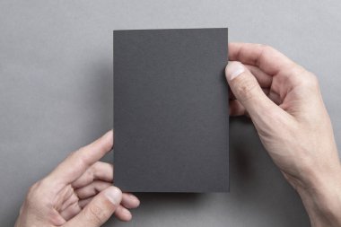 Siyah kitapçık holding Mens eller