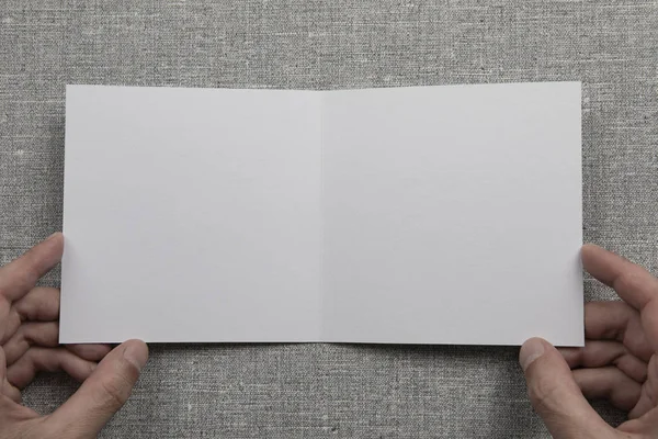 Männerhände mit leerem weißen Büchlein — Stockfoto