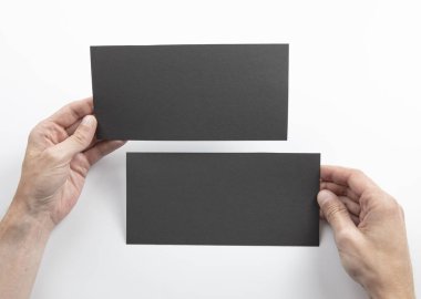 Mens holding siyah flyers eller