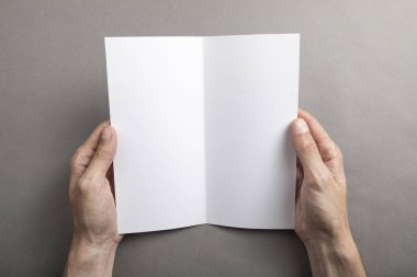 Mens beyaz kitapçık tutan eller