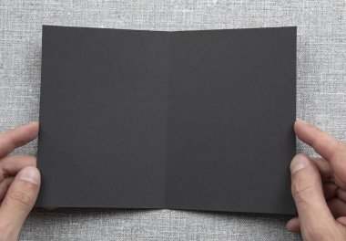 Boş siyah kitapçık holding Mens eller