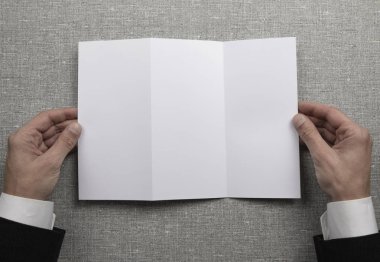 Boş beyaz kitapçık holding Mens eller