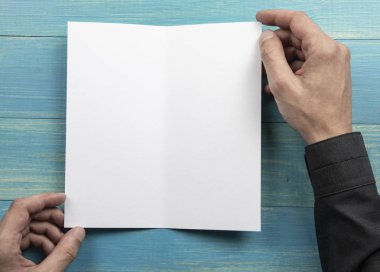 Mens beyaz kitapçık tutan eller