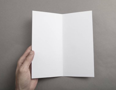 Mens beyaz kitapçık tutan eller