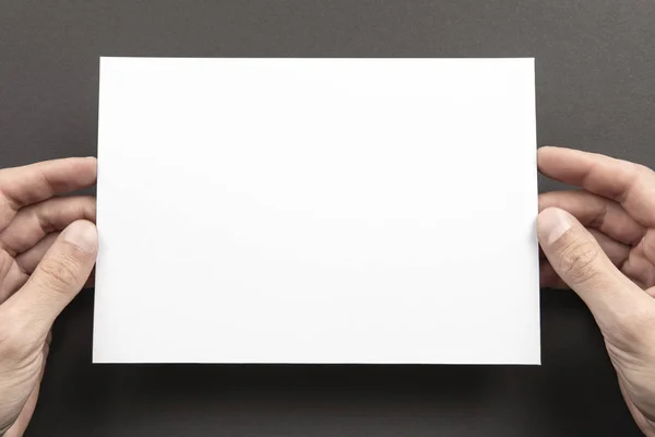 Męskie ręce trzymając biały papier firmowy — Zdjęcie stockowe