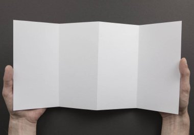 Mens beyaz kitapçık tutan eller