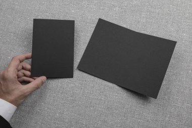 Boş siyah kitapçık holding Mens eller