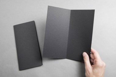 Mens el holding siyah kitapçık