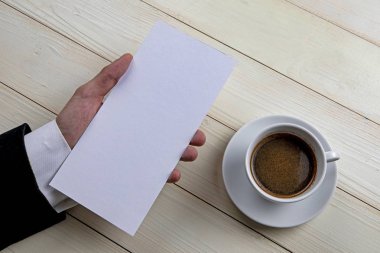 Boş beyaz el ilanı tutan Mens el