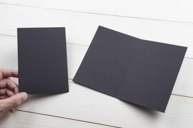 Boş siyah kitapçık holding Mens eller