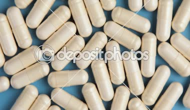 Tıbbi beyaz hap mavi arka plan rotasyon