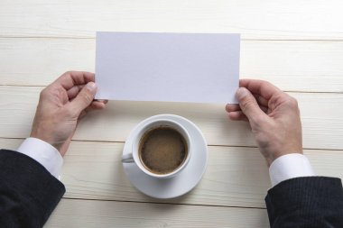 Boş beyaz el ilanı holding Mens eller