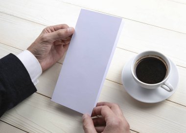 Boş beyaz kitapçık holding Mens eller