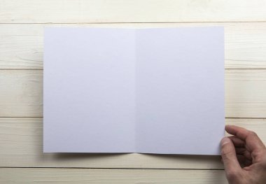 Boş beyaz kitapçık holding Mens eller