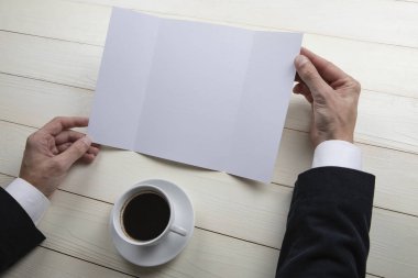 Boş beyaz kitapçık holding Mens eller