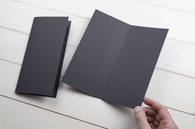 Boş siyah kitapçık holding Mens eller