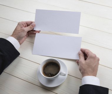 Mens holding boş beyaz el ilanları eller