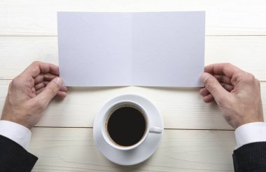 Boş beyaz kitapçık holding Mens eller