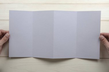 Boş beyaz kitapçık holding Mens eller