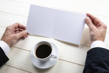 Boş beyaz kitapçık holding Mens eller