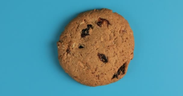 Chocolate Chip Cookie Nahaufnahme Rotierend — Stockvideo