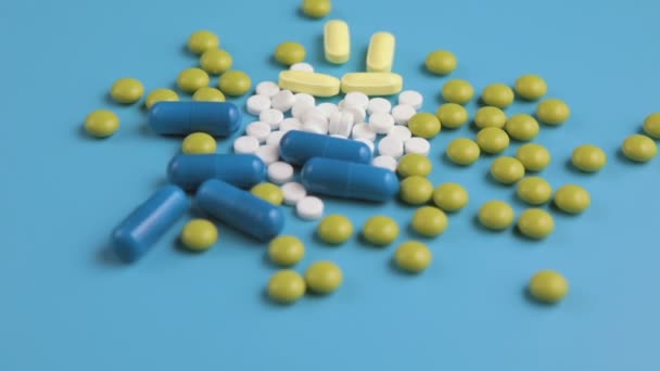 Вращение Лекарственных Разноцветных Таблеток Синем Фоне — стоковое видео