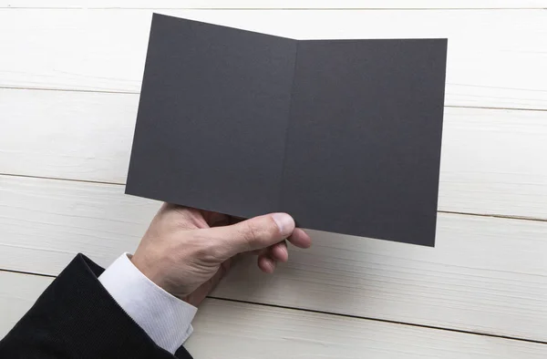 Männerhände mit leerem schwarzen Büchlein — Stockfoto