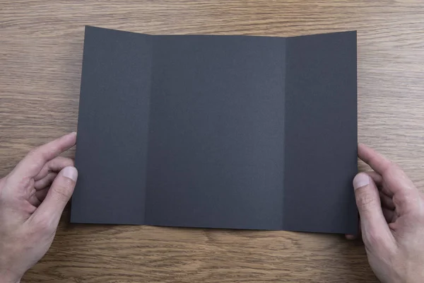 Herrenhände mit schwarzem Booklet — Stockfoto