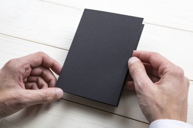 Boş siyah kitapçık holding Mens eller