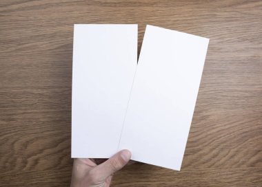 Beyaz el ilanları tutan Mens el