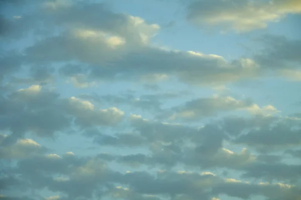 カラフルな空と柔らかい雲 — ストック写真