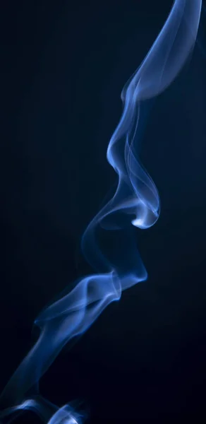 抽象的な青い煙が渦巻く — ストック写真
