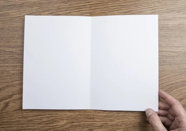 Mens handen met witte boekje — Stockfoto