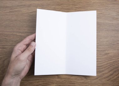 Mens beyaz kitapçık tutan eller