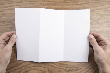 Mens beyaz kitapçık tutan eller